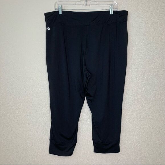 Fabletics Women’s Black Yogi Capri Pants - Picture 5 of 10
